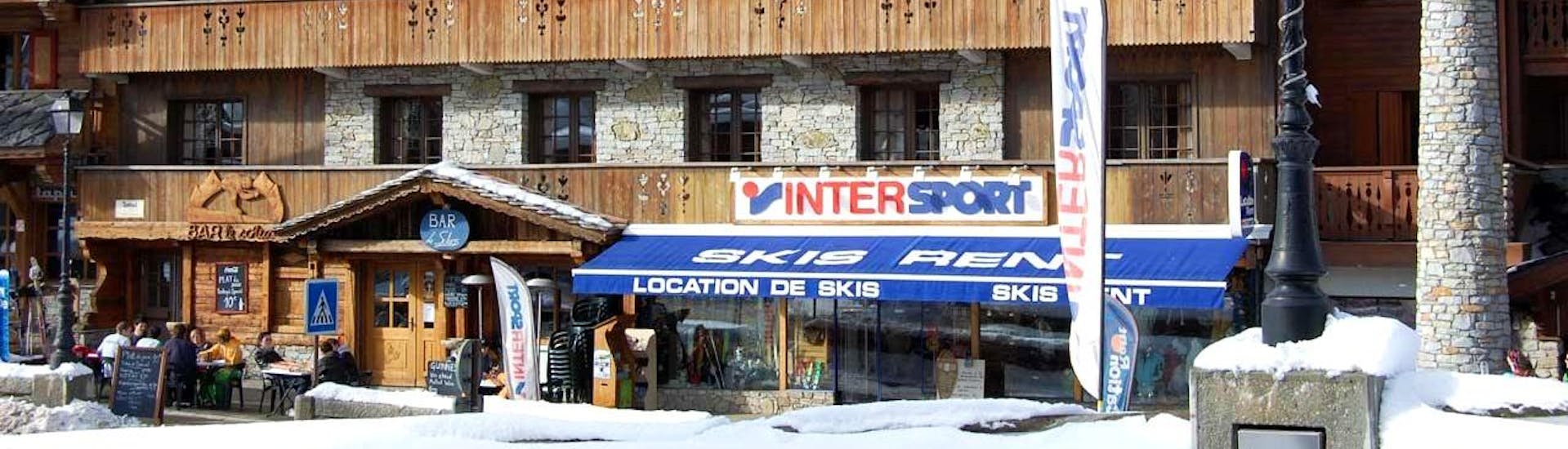 Une photo de la devanture du magasin de location de ski Intersport à Courchevel 1650 en France.