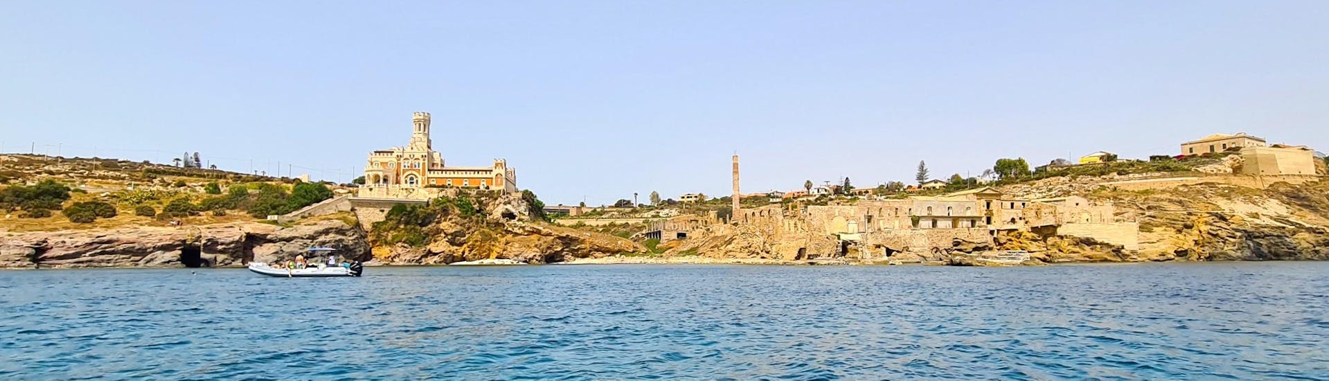 Vista del castello di Portopalo di Capo Passero con Ioniam Rent Boat Avola.