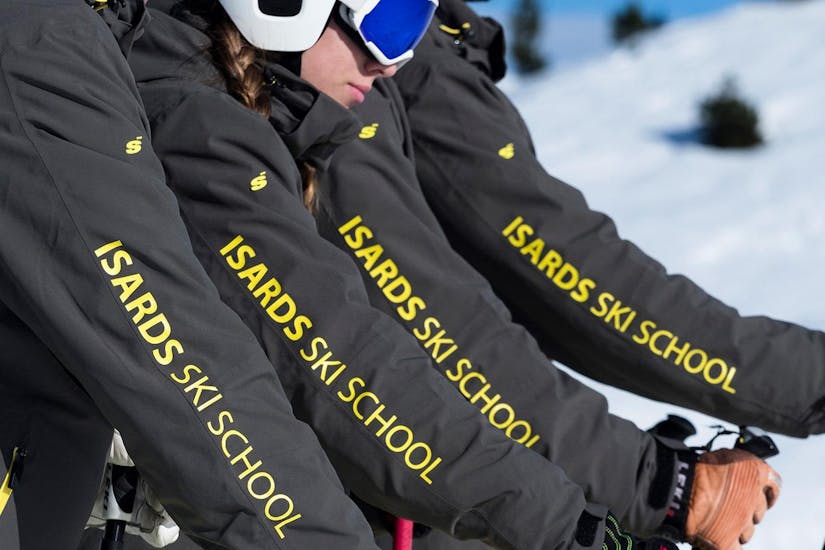 Imagen de los monitores titulados de la Escuela de Esquí Isards en la estación de esquí de Baqueira-Beret.