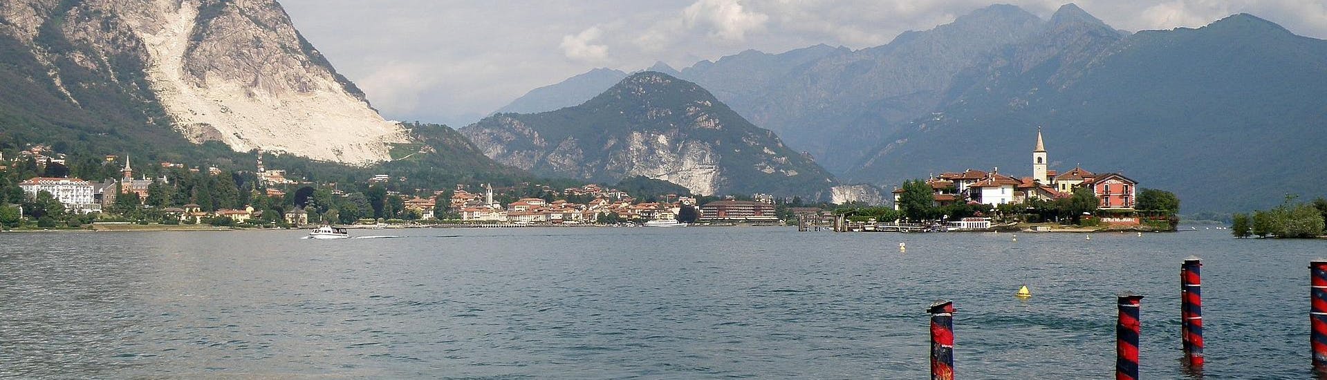 Zicht op het Isola dei Pescatori tijdens een boottocht.