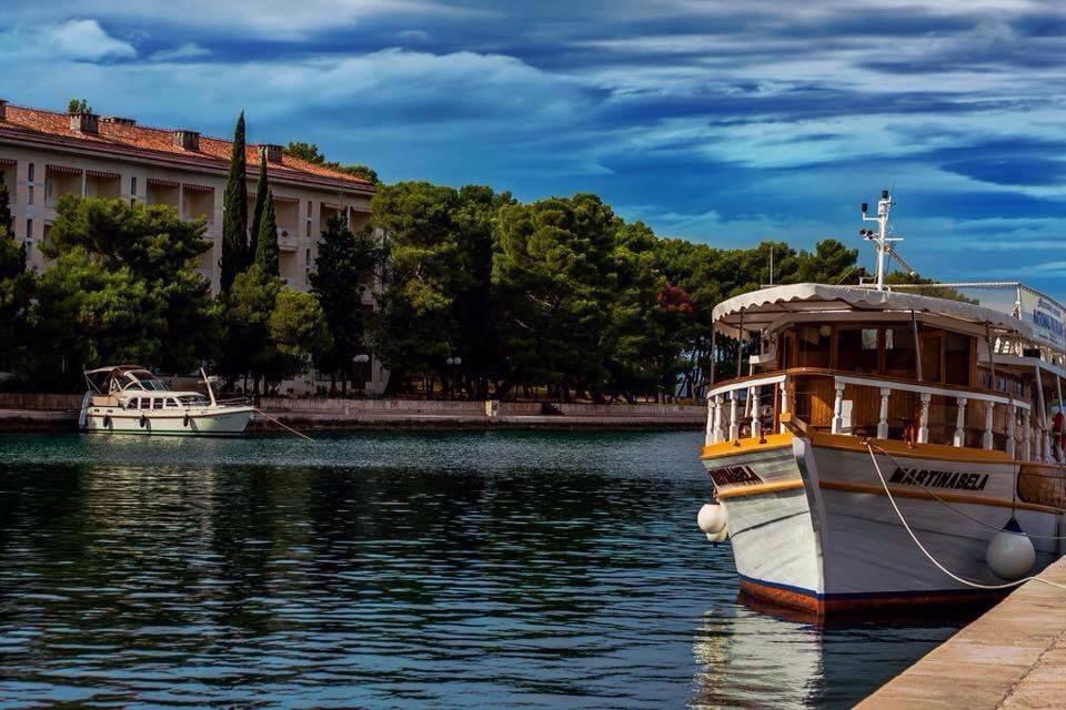 Una tradizionale barca in legno croata nel porto principale di Pola.