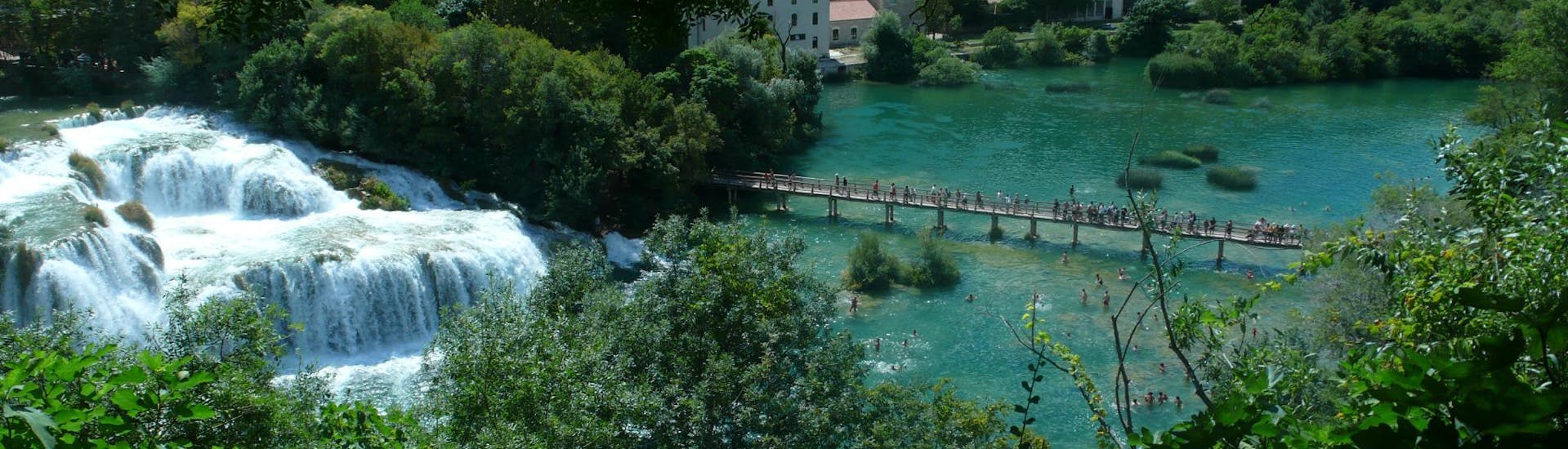 Eine Gruppe von Leuten macht eine Tour durch den Krka-Nationalpark mit Jadera Booking Zadar.