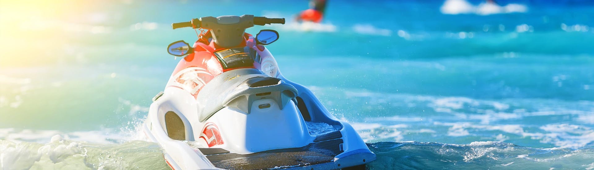 Una moto d'acqua galleggia nel mare, pronta a partire per chiunque voglia fare un giro a Creta con una moto d'acqua.