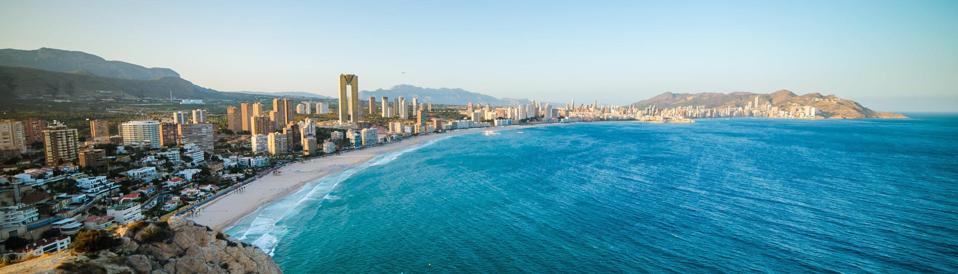 An image of the sandy beach on which you can ride a jet ski and do other water sports activities in Benidorm.