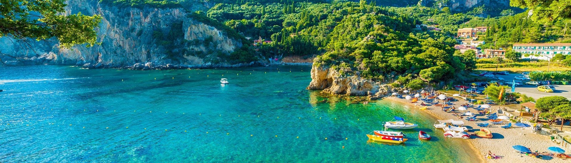 Blick auf einen schönen Strand in der Nähe von Kommeno, an dem viele Wassersportaktivitäten auf Korfu stattfinden.
