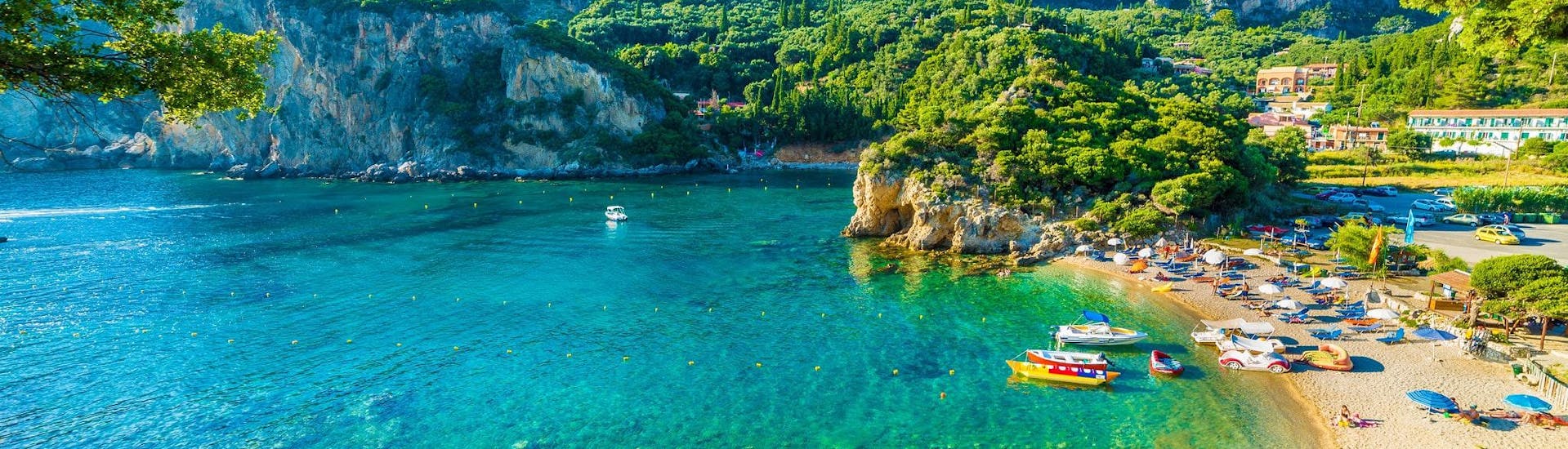 Blick auf einen schönen Strand in Korfu, wo viele Wassersportaktivitäten stattfinden.