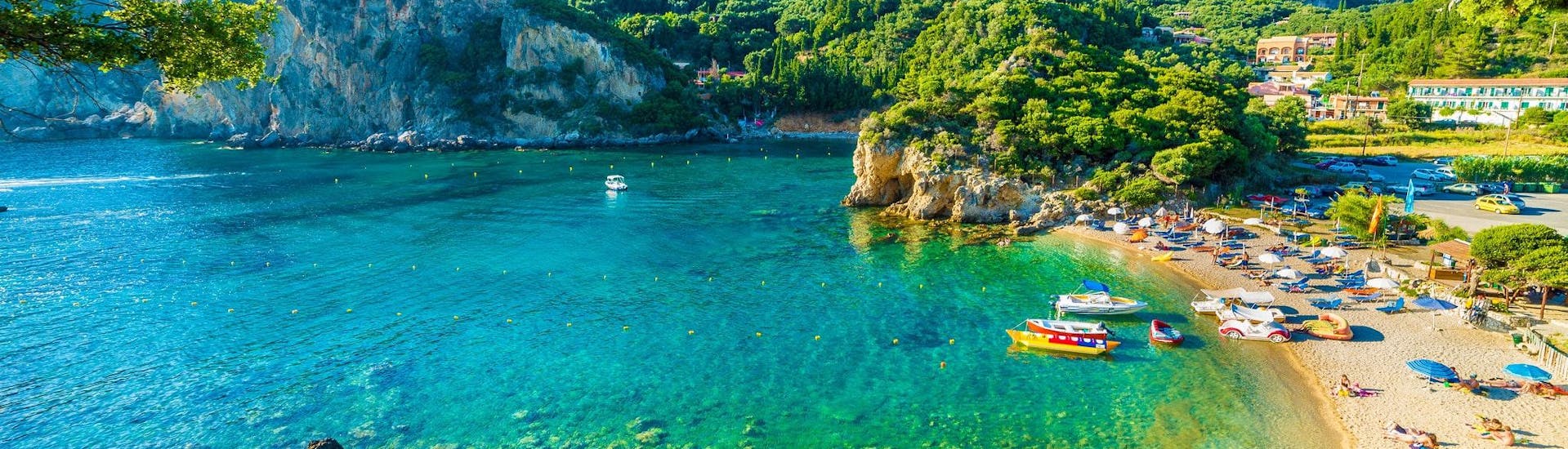Blick auf einen schönen Strand in der Nähe von Kavos, an dem viele Wassersportaktivitäten auf Korfu stattfinden.