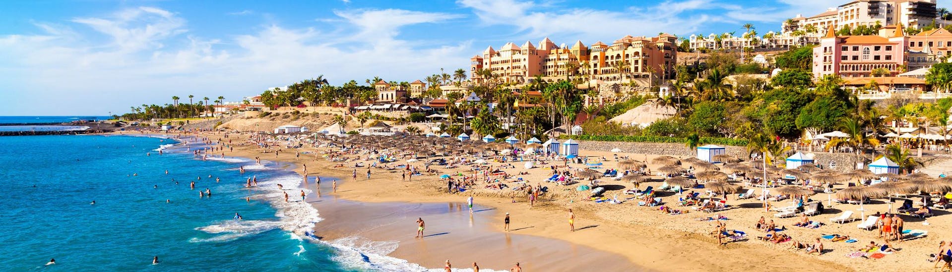 Una playa en Costa Adeje en Tenerife donde tienen lugar diferentes deportes acuáticos.