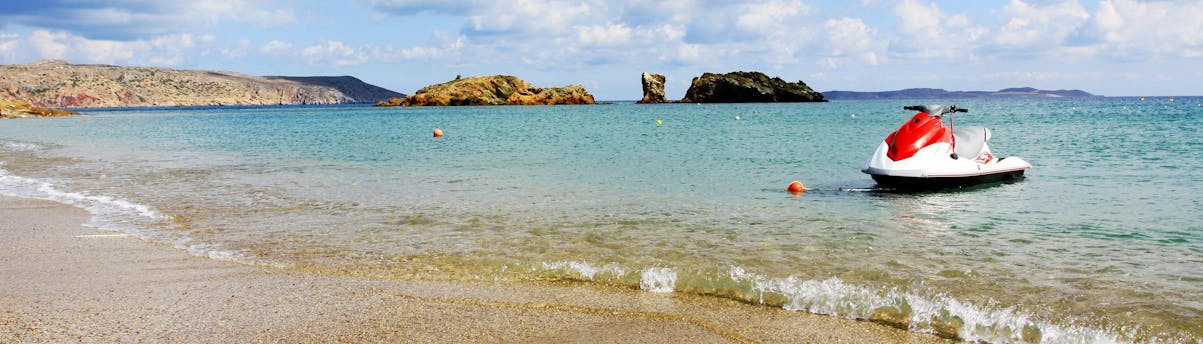 jet-ski-water-sports-crete_SEM-Resort-Hero Ein Jetski an einem Strand auf Kreta, wo viele Wassersportaktivitäten stattfinden.