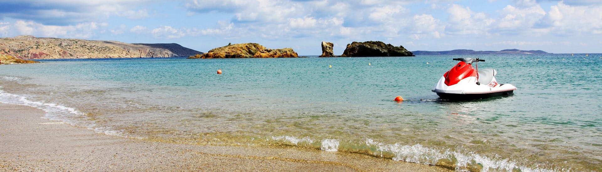 Ein Jetski an einem Strand auf Kreta, wo viele Wassersportaktivitäten stattfinden.