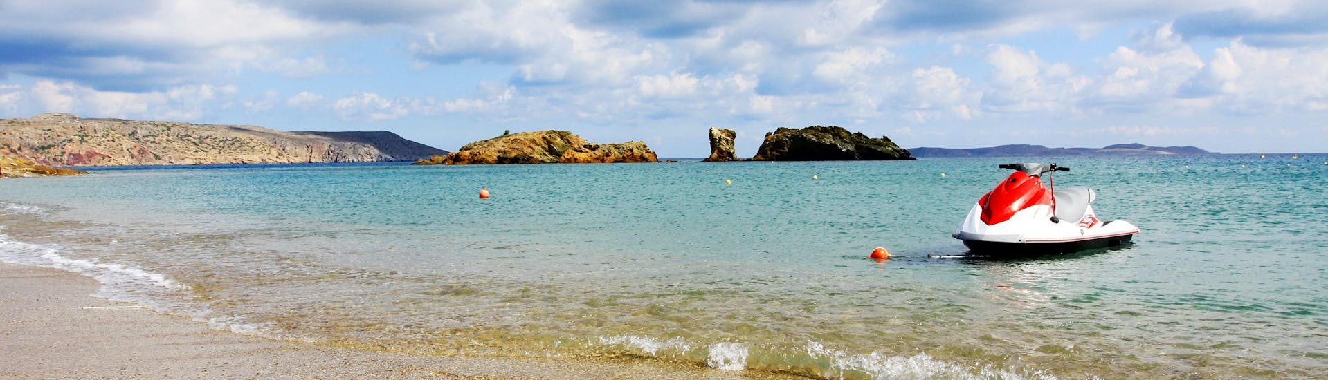 Ein Jetski an einem Strand auf Kreta, wo viele Wassersportaktivitäten stattfinden.