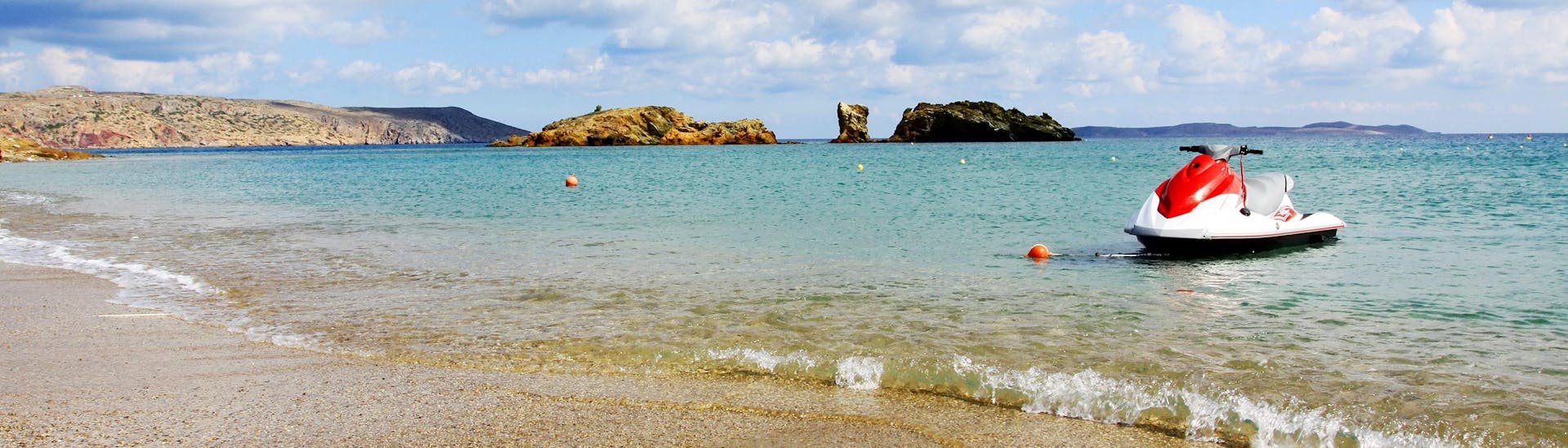 Ein Jetski an einem Strand in der Region Rethymno, wo viele Wassersportaktivitäten stattfinden.