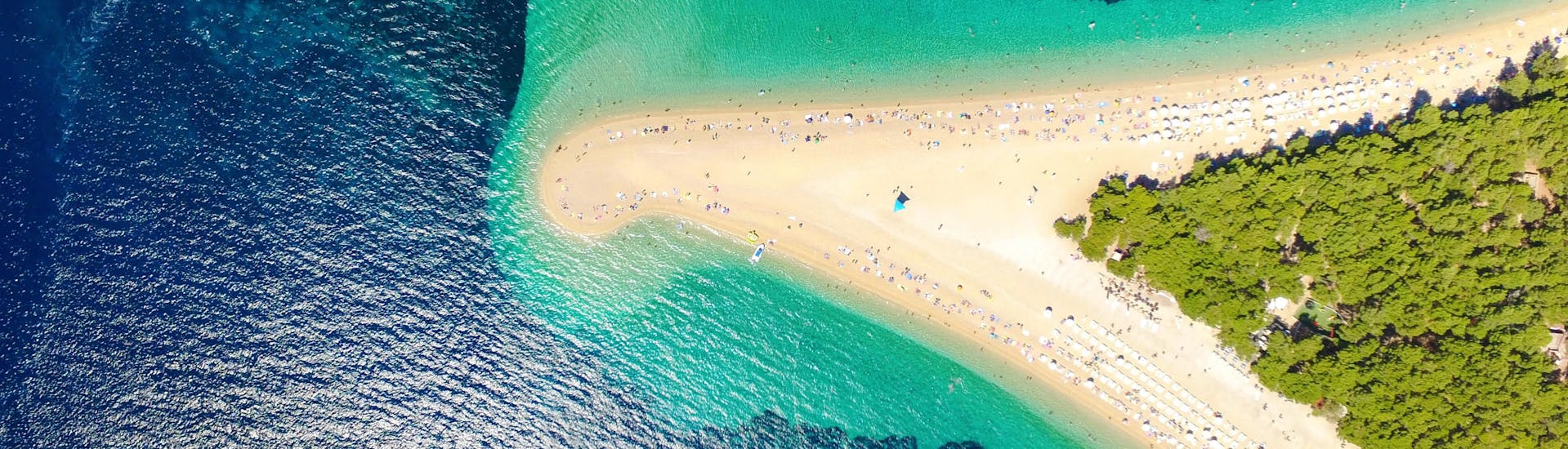 Una vista aerea della spiaggia di Bol sull’isola di Brač, una destinazione popolare per chi vuole fare sport acquatici in Croazia.