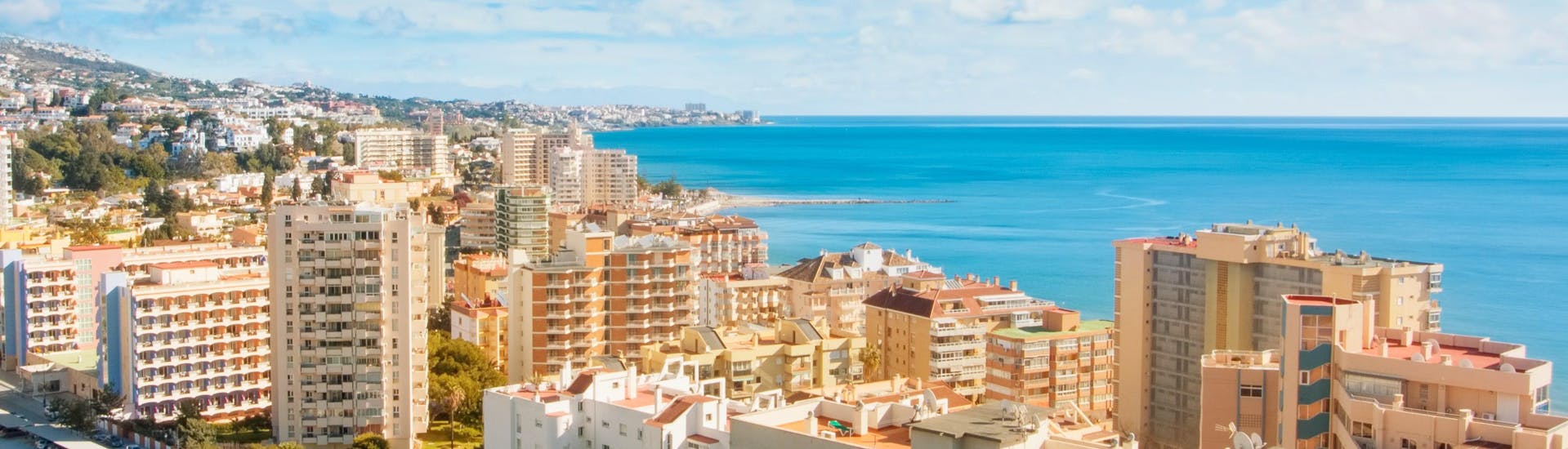 An image of the seafront where you can do water sports activities such as parasailing in Fuengirola.