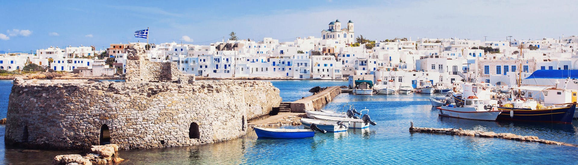 Un’immagine del porto di Naxos, una destinazione popolare per le persone che vogliono fare sport acquatici in Grecia.
