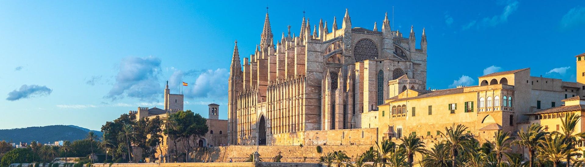 Vista de la catedral al salir en un paseo en moto de agua en Palma de Mallorca.