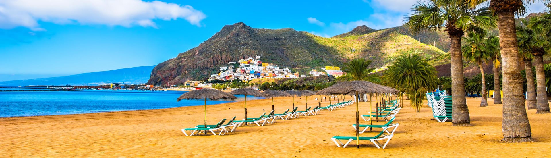 Una imagen de la playa de Las Teresitas donde la gente puede montar una moto acuática o hacer otras actividades de deportes acuáticos en Tenerife.