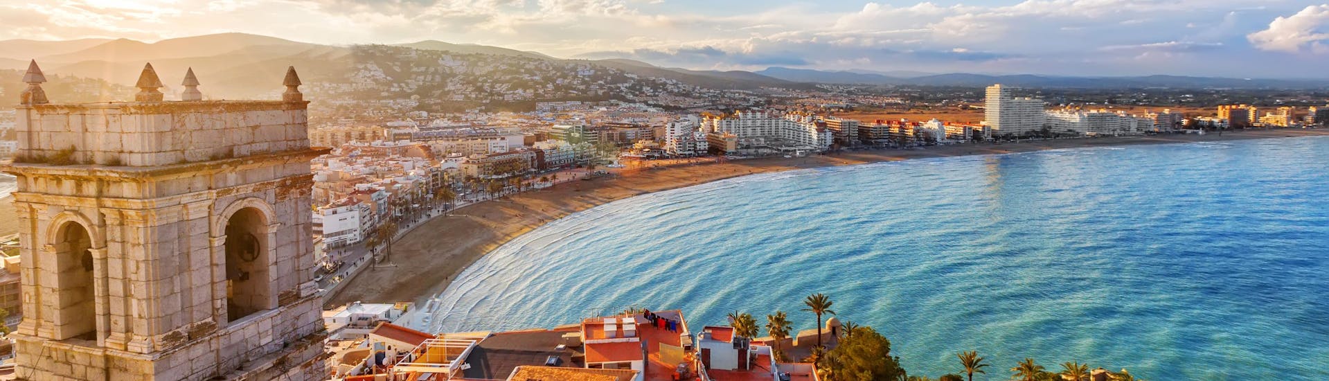 Una imagen de la hermosa playa que se ve al subirse a una moto acuática o al hacer otros deportes acuáticos en Valencia.