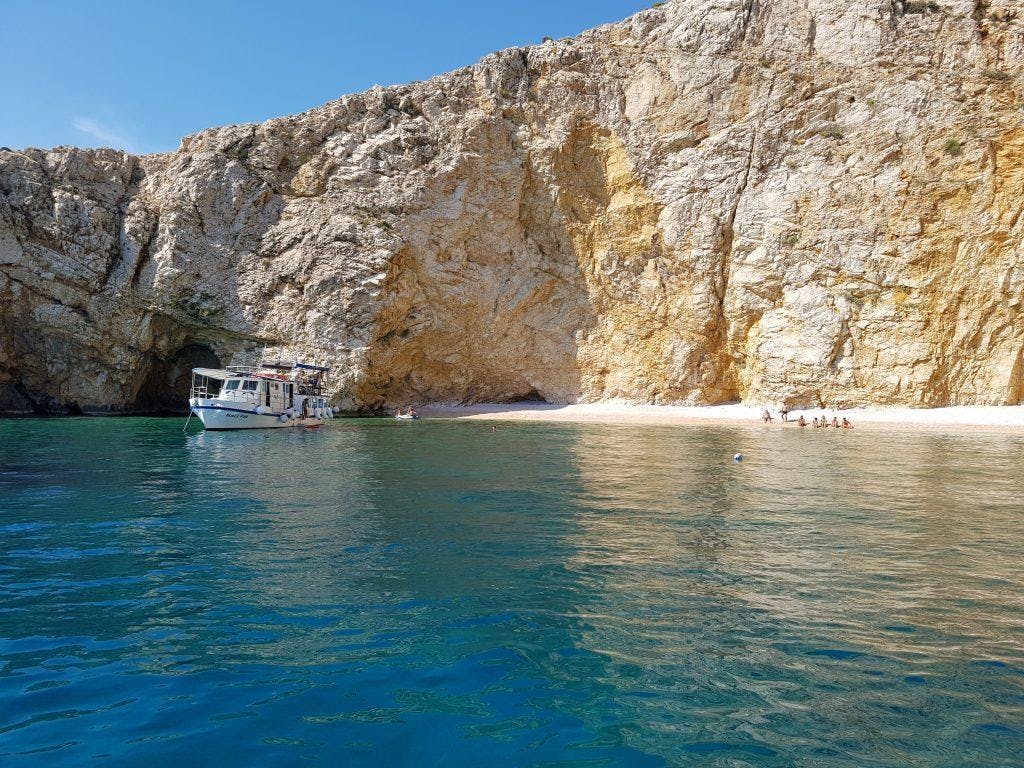 Kapetan Nemo & Mali Pin Krk Paisajes impresionantes de montaña y mar, donde tienen lugar las experiencias de Kapetan Nemo and Mali Pin Krk.