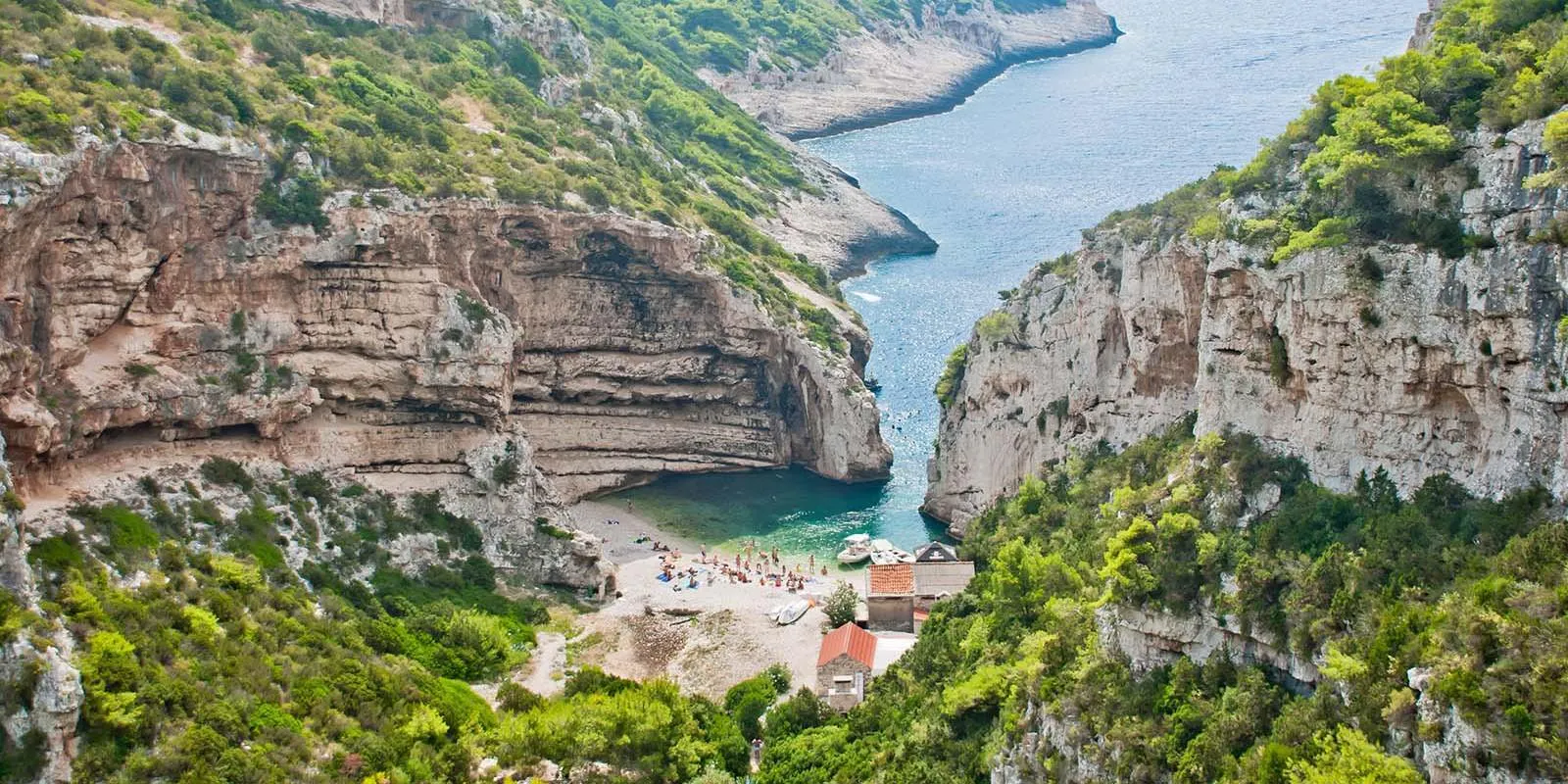Kaukal Excursions Komizar Paisajes impresionantes de montaña y mar, donde tienen lugar las experiencias de Kaukal Excursions Komiza.