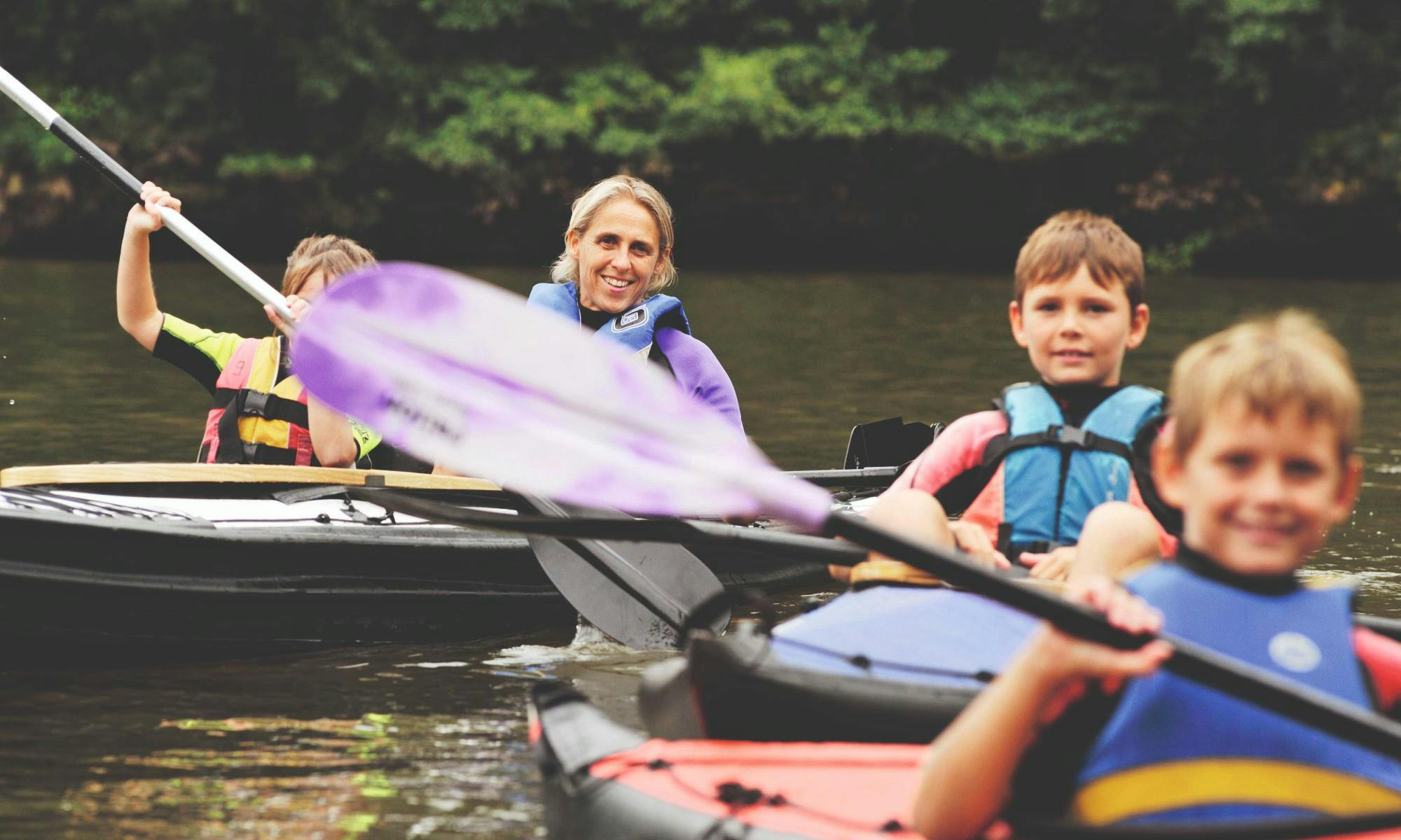 Canotika Tourisme Mayenne Four participants canoeing on the Mayenne river.