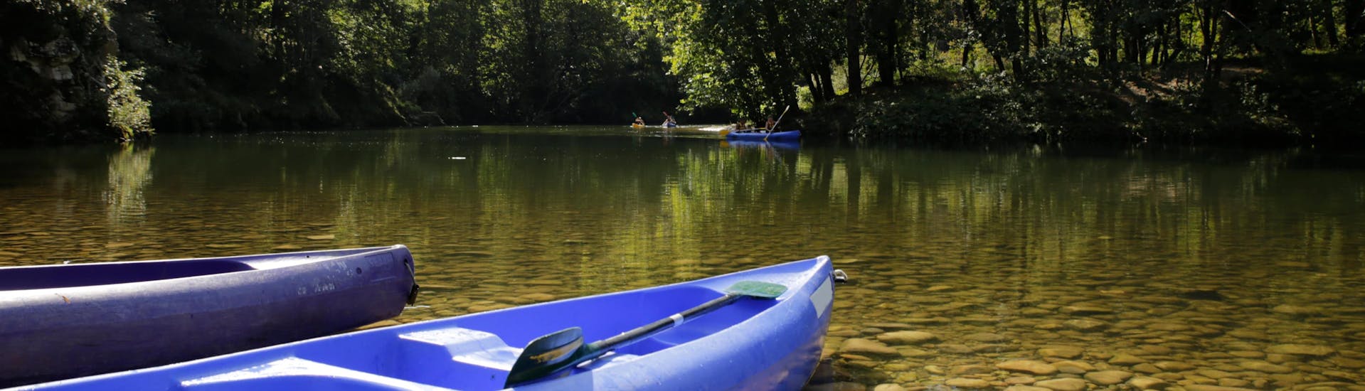 Vista de algunas canoas y kayaks en el hermoso río Sella, que puedes descubrir con una excursión en canoa o kayak en Arriondas, España.