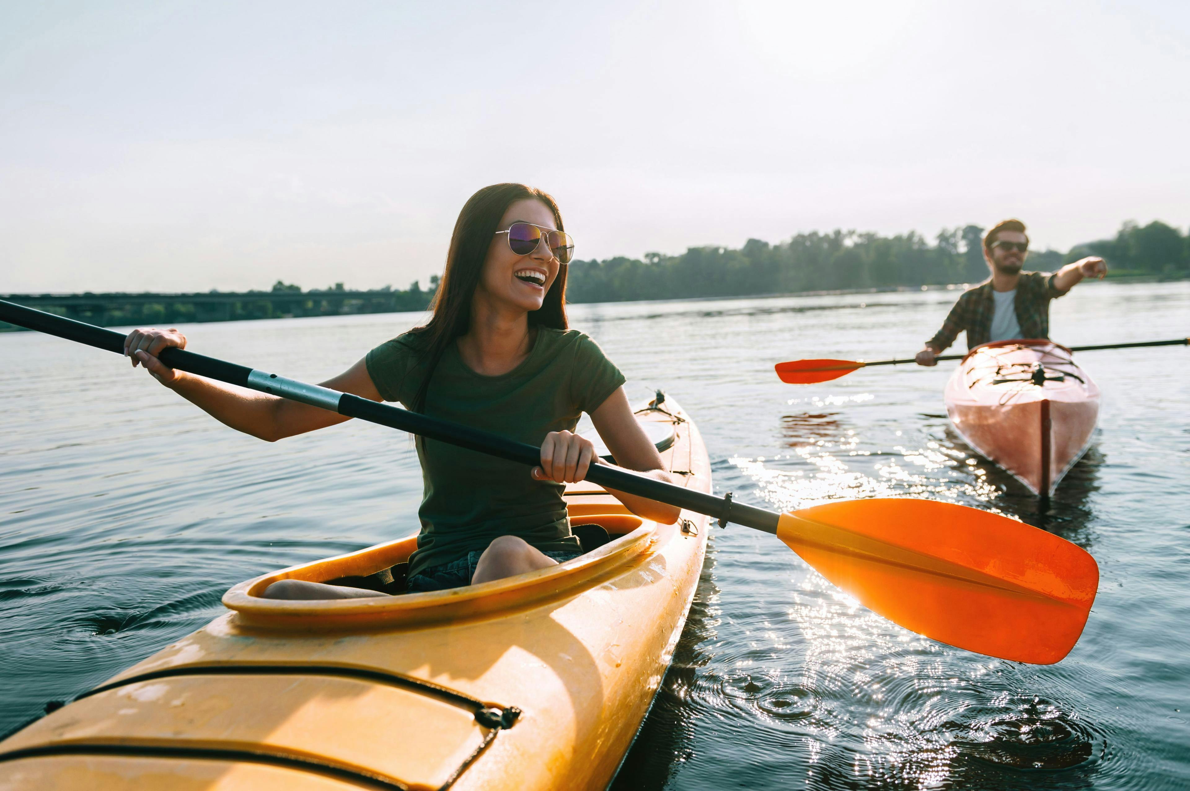 Una joven pareja es vista disfrutando de su kayak-piragua en [place].