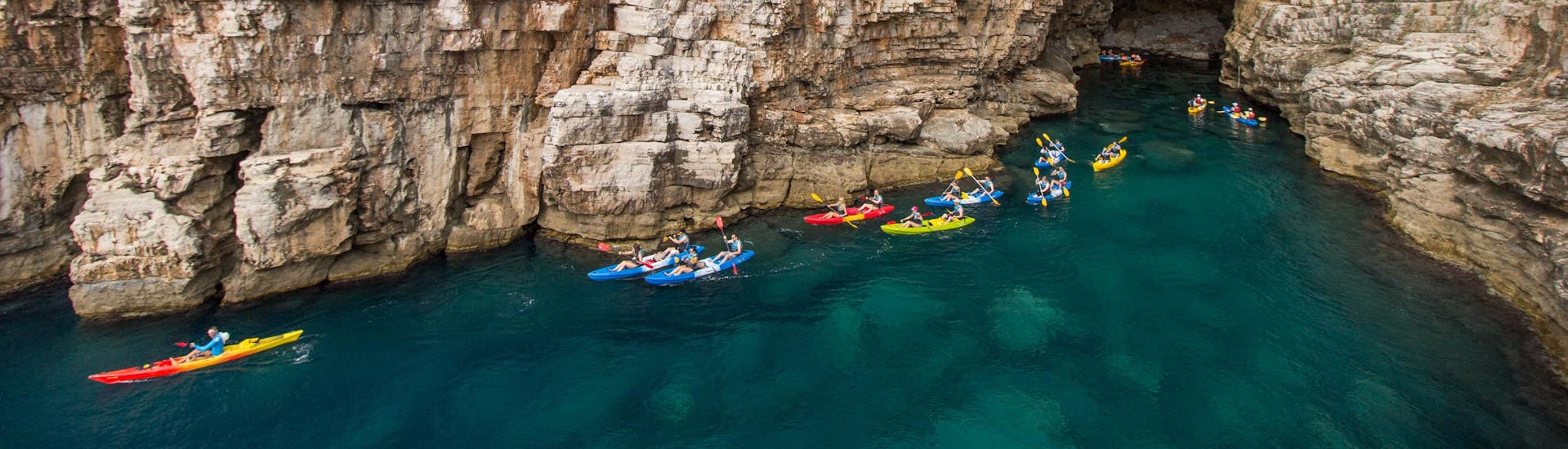 Dos amigos haciendo un descenso en canoa en Dubrovnik, una zona muy popular para hacer piragüismo.