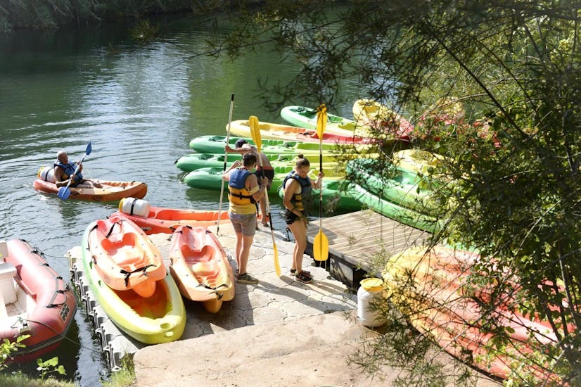 A couple is getting ready to hop on board their canoe on the Argens river with Kayak Paddle Fréjus.