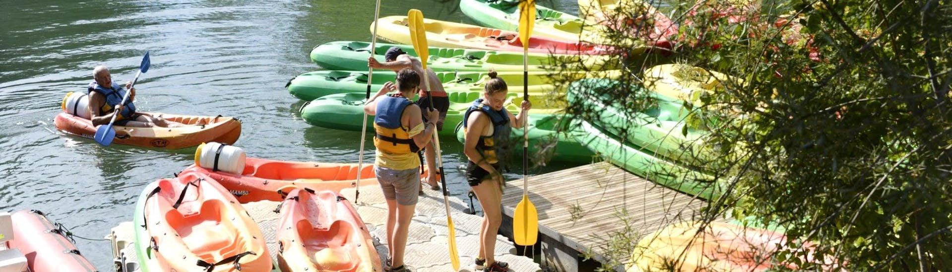 Una coppia si prepara a salire a bordo della propria canoa sul fiume Argens con Kayak Paddle Fréjus.