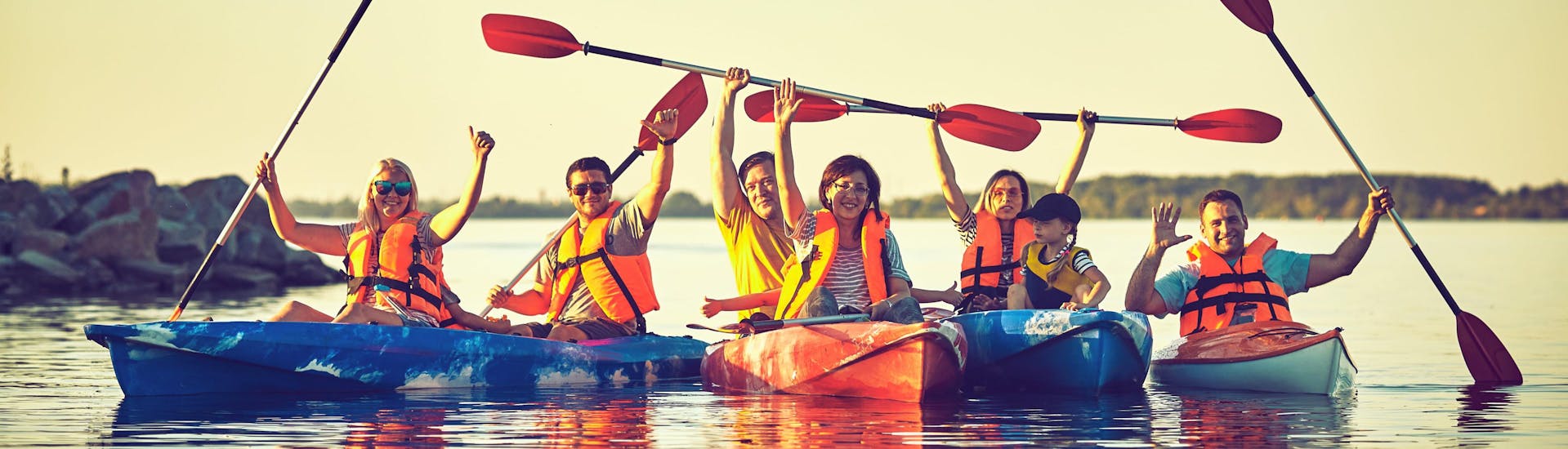 A happy family is enjoying itself while kayaking in Valencia.