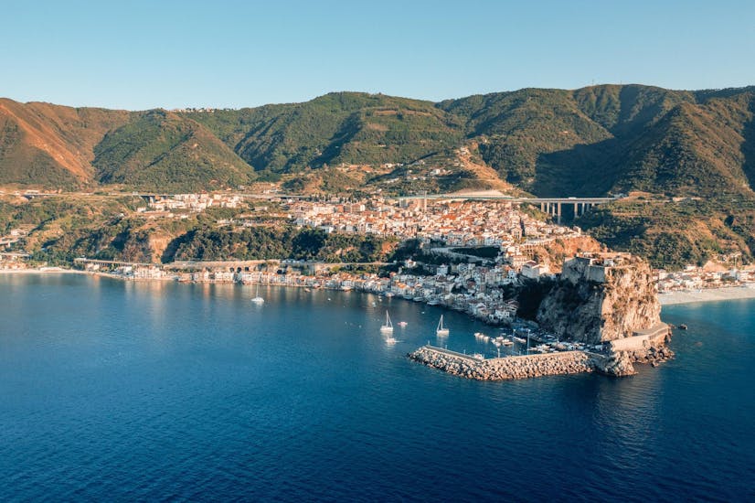 Veduta aerea della costa attorno a Scilla che potete visitare con un gommone del servizio di noleggio di Keep Travelling.