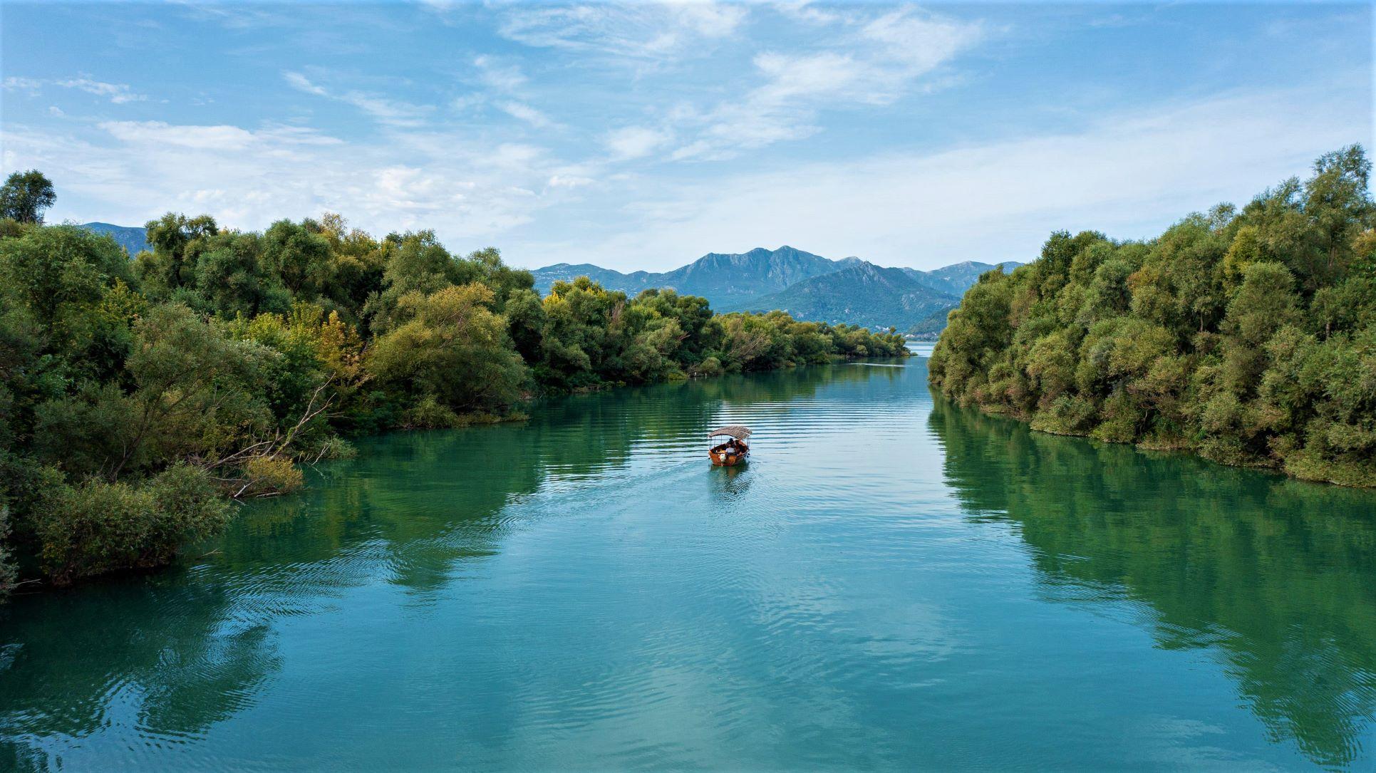Notre bateau navigue sur le lac de Skadar.