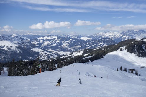 Erwachsene und Kinder beim Skifahren im Skigebiet Kirchberg.