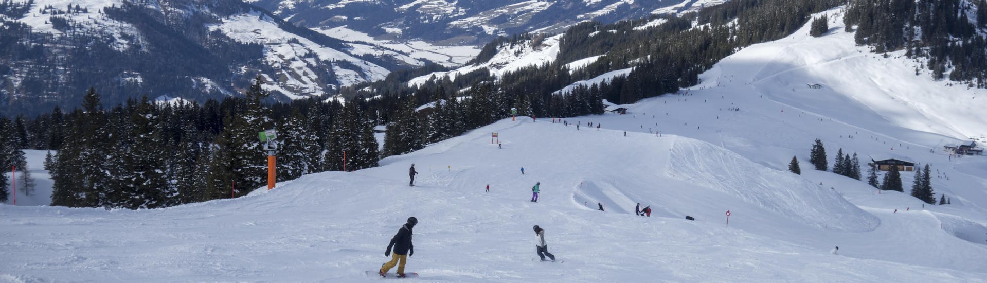 Erwachsene und Kinder beim Skifahren im Skigebiet Kirchberg.