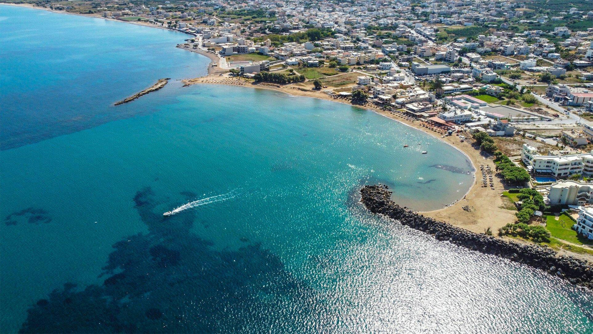Kissamos Sea Sports Panorama mozzafiato con montagne e mare, dove hanno luogo le attività di Kissamos Sea Sports.