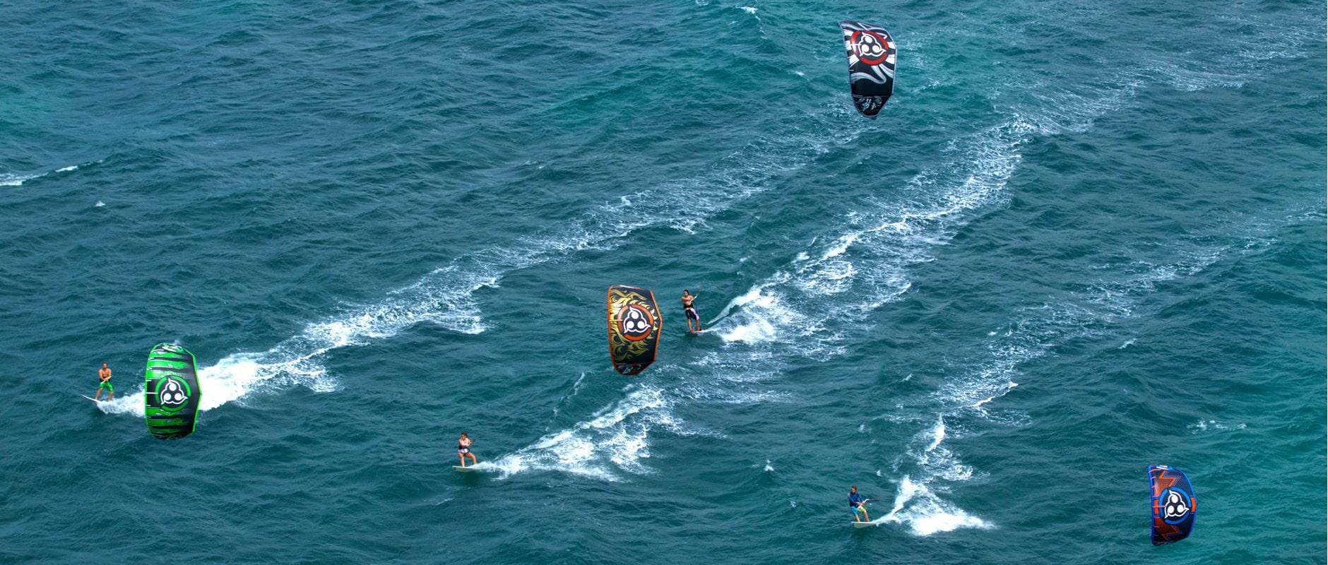 kite1-min Panorama mozzafiato con montagne e mare, dove hanno luogo le attività di CBCM France.
