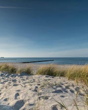 Ein Blick auf den schönen Sandstrand der viele Besucher zum Kitesurfen oder Windsurfen in Heiligenhafen einlädt.