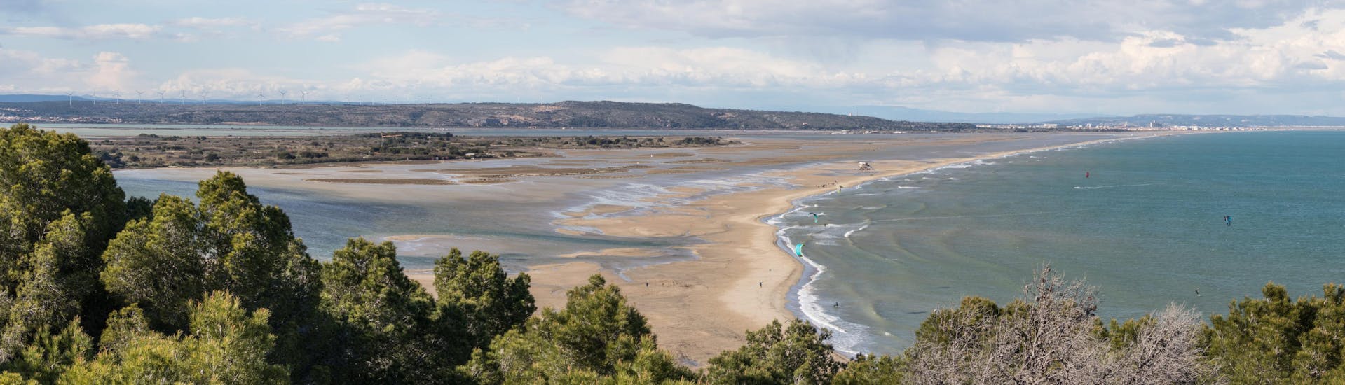 Des amateurs de kitesurf s'entraînent sur l'une des plages de Leucate, l'une des destinations prisées dans le sud de la France.