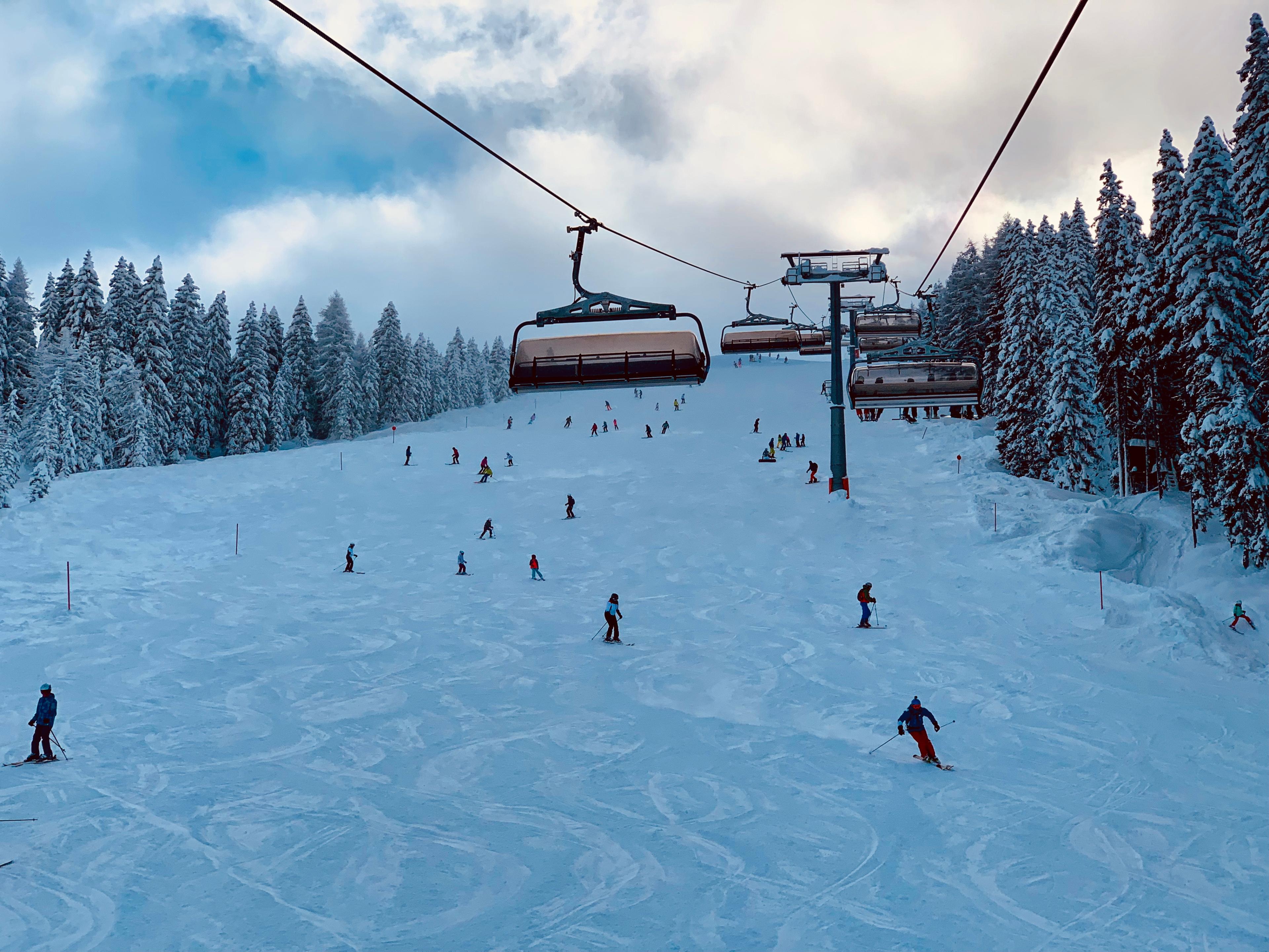 Volwassenen en kinderen skiën in skigebied Konigsleiten.