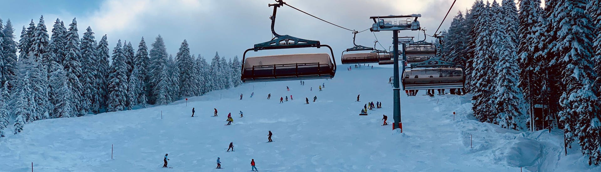 Vista del paesaggio montano soleggiato durante un corso di sci con scuole di sci a Königsleiten-Wald.