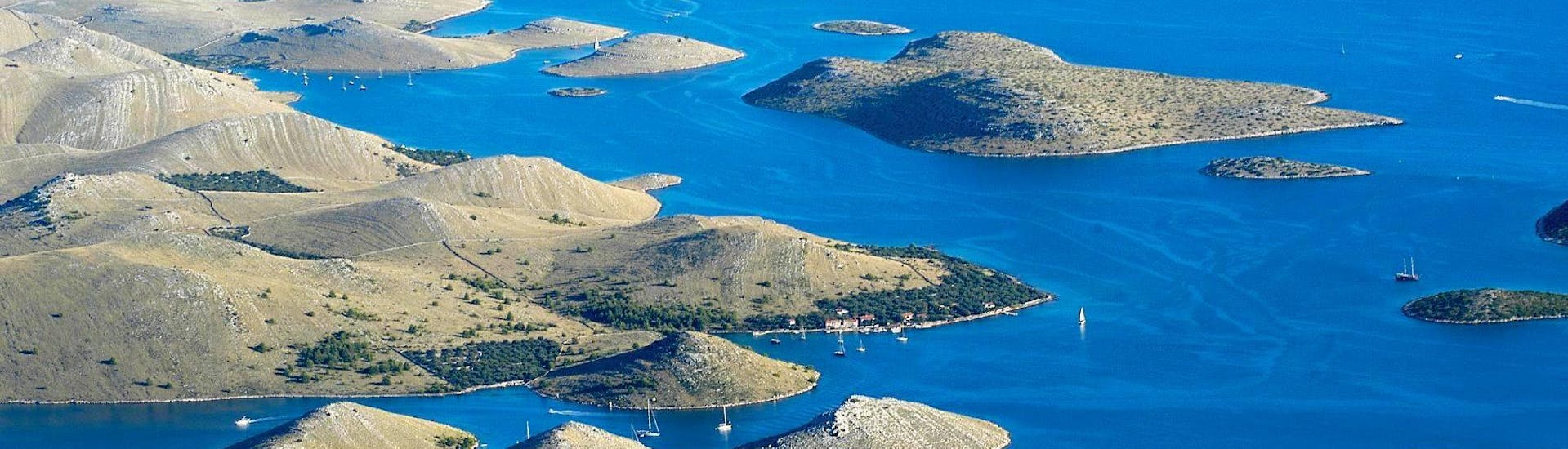 Blick auf die Kornati-Inseln während der Bootstour zum Kornati-Nationalpark mit Schnorcheln organisiert von Kornat Excurions.