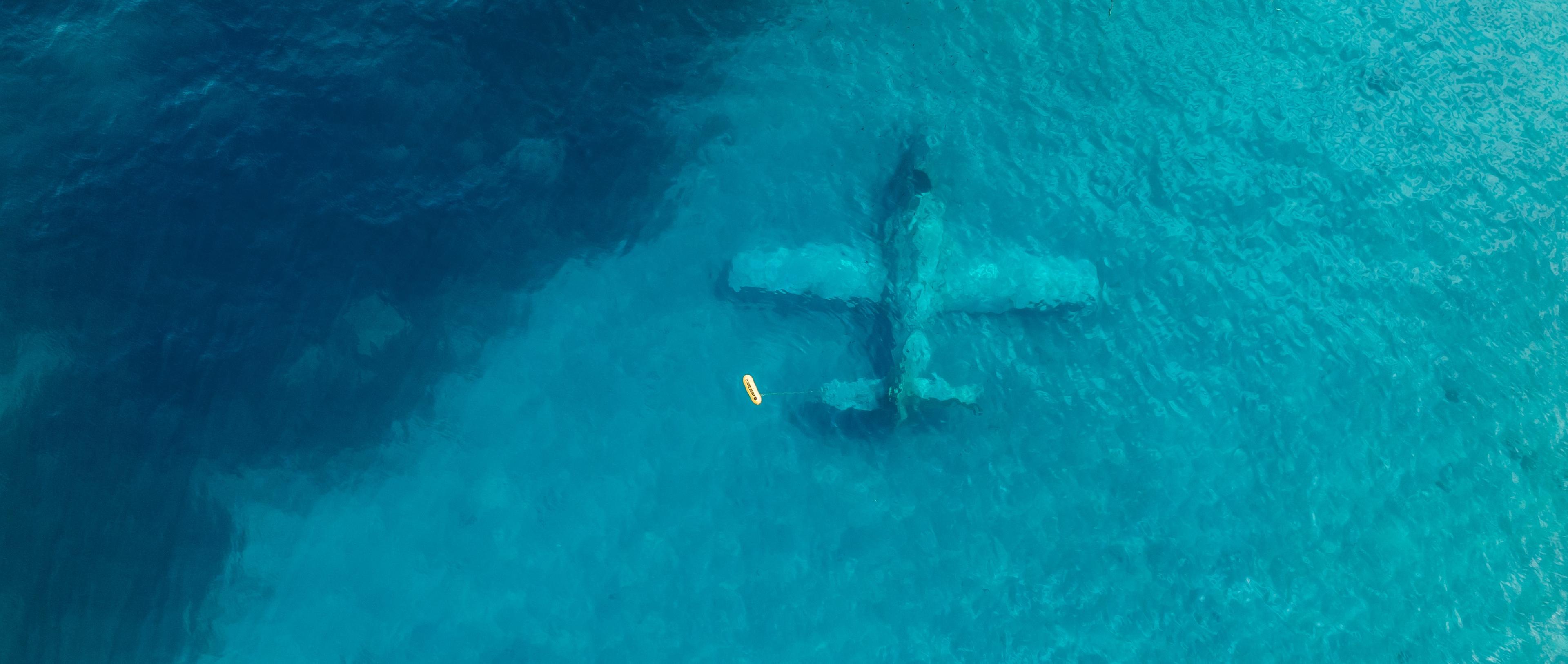 Un avión bajo el agua cerca de Split durante una excursión en barco con snorkel con Korsaro Boat Split.