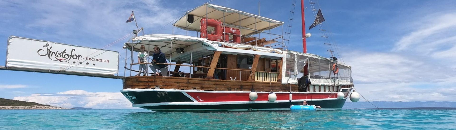 Das Boot von Kristofor Boat Excursions Poreč ankert im türkisfarbenen Wasser der istrischen Westküste.