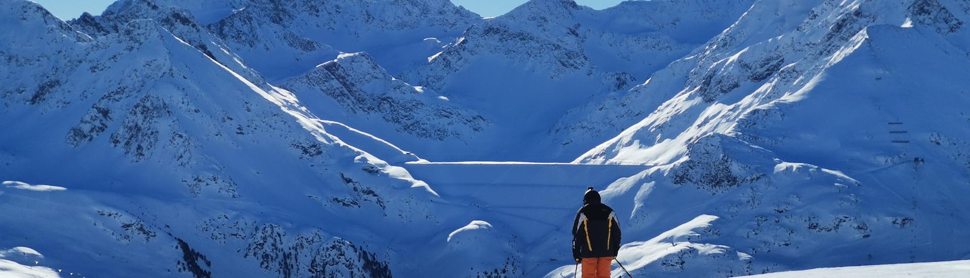 Vista del paesaggio montano soleggiato durante un corso di sci con scuole di sci a Kühtai.