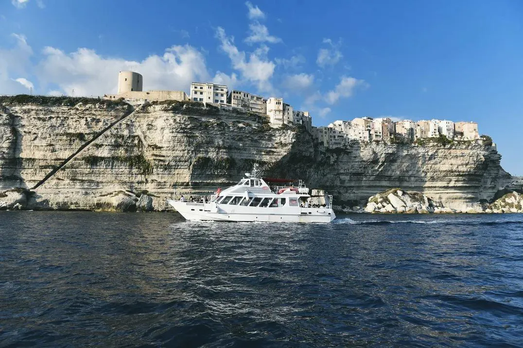 L'Autre Croisière Bonifacio Prachtige landschappen met bergen en zee, waar de ervaringen van L'Autre Croisière Bonifacio plaatsvinden.