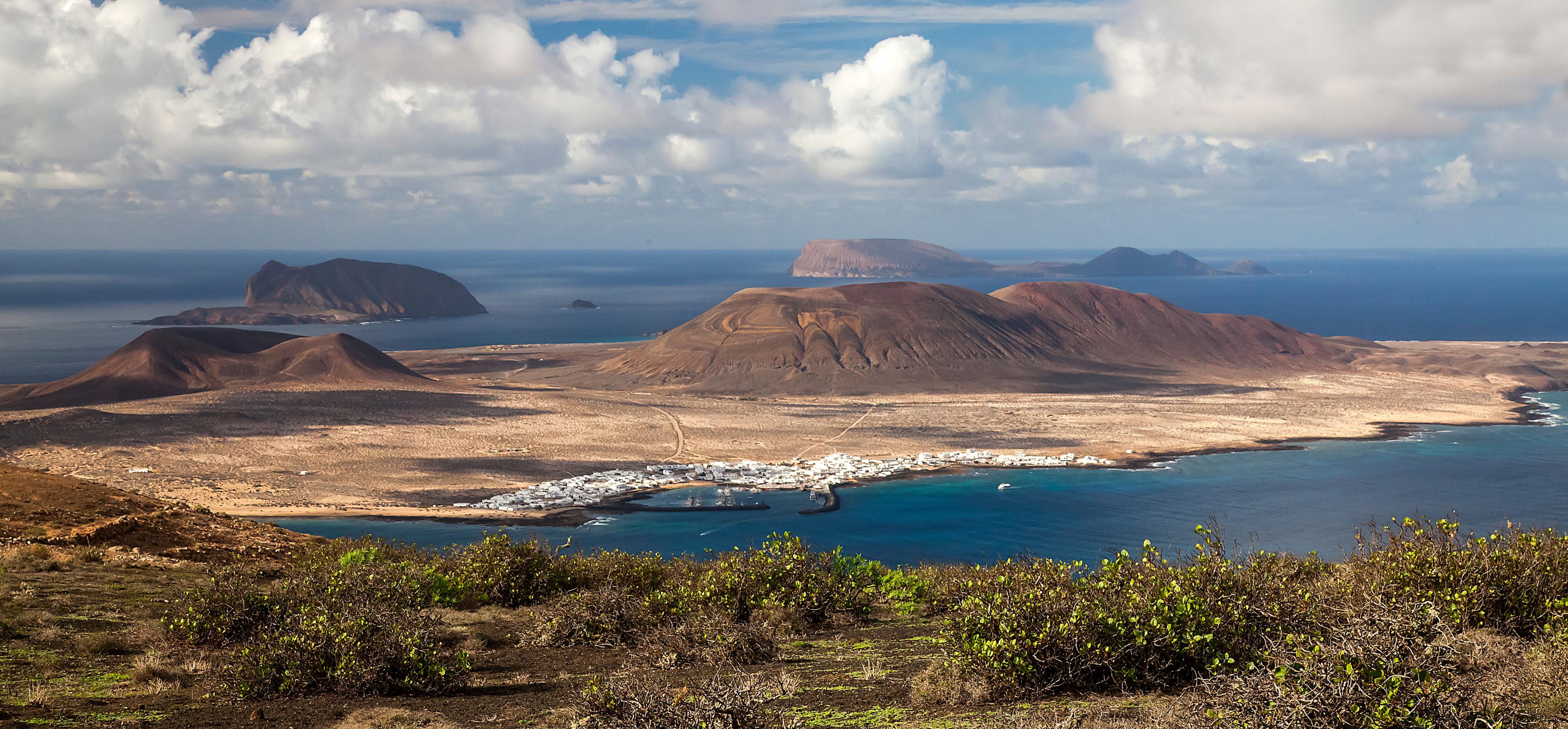 La isla de La Graciosa vista desde el mar.