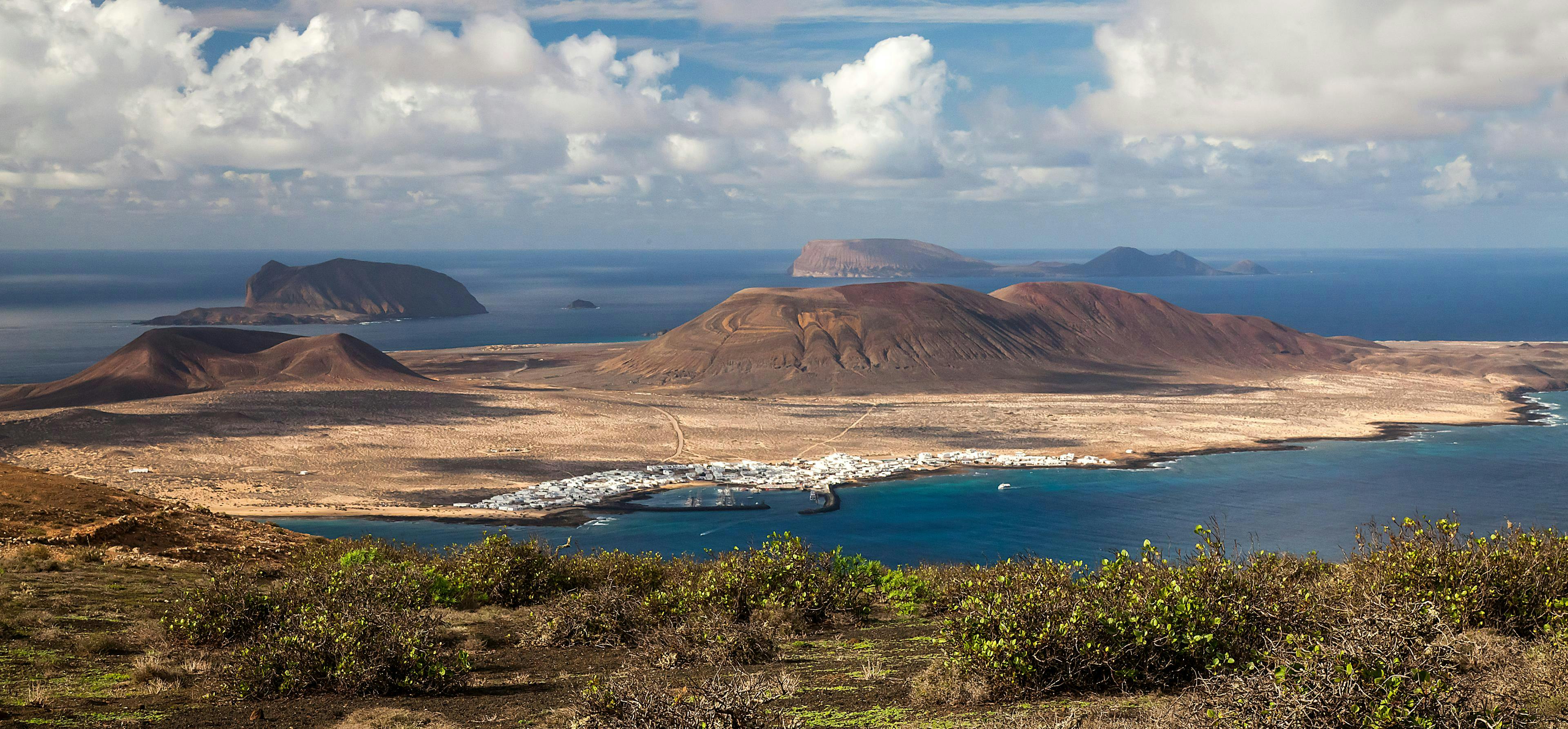Beautiful landscapes showcasing mountains and sea, where the experiences of Lineas Romero are taking place.