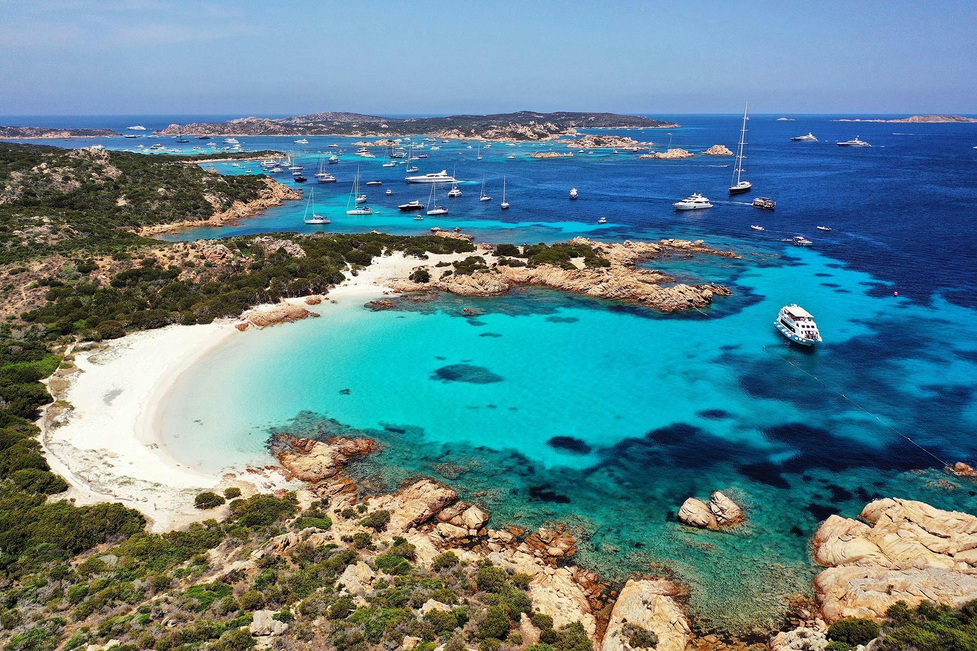 Magnifique paysage de montagnes et de mer, où se déroulent les activités de La Maddalena Yacht.