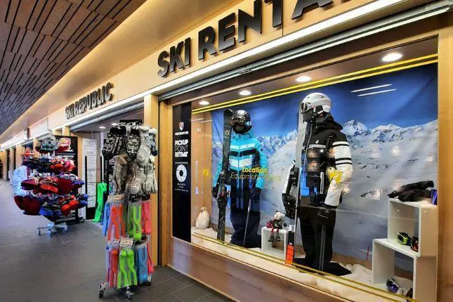 Beautiful landscapes showcasing mountains and sea, where the experiences of Ski Rental Ski Republic Plagne Centre are taking place.